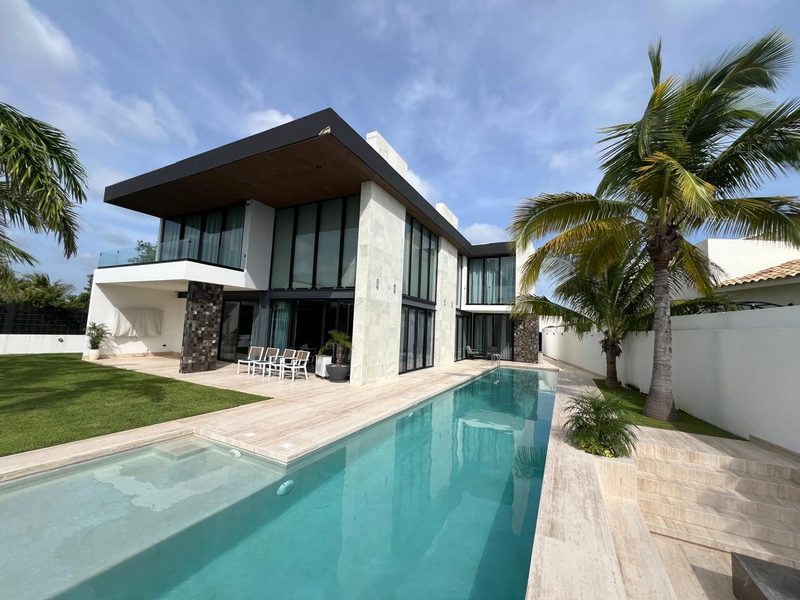Espectacular Residencia con Vista al Lago y Carril de Nado de 20 m